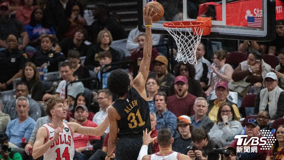 賈萊特·艾倫 (Jarrett Allen) 灌籃。(圖/達志影像美聯社)