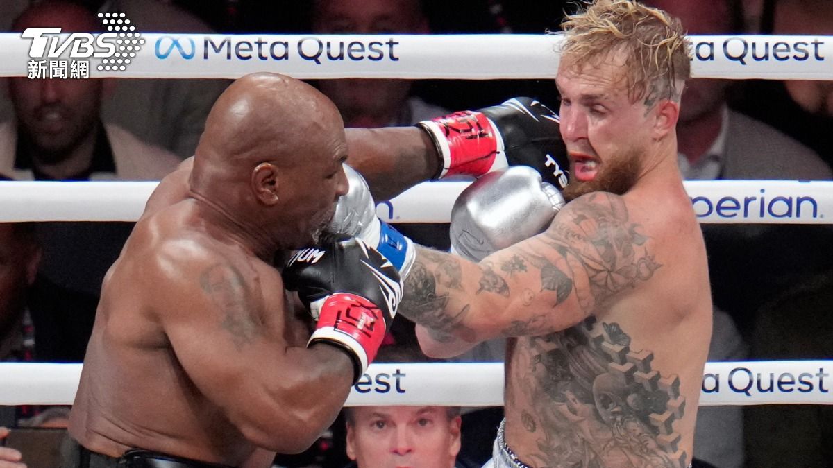 泰森前2回合積極出拳,而傑克保羅則是不斷閃躲。(圖/達志影像美聯社)