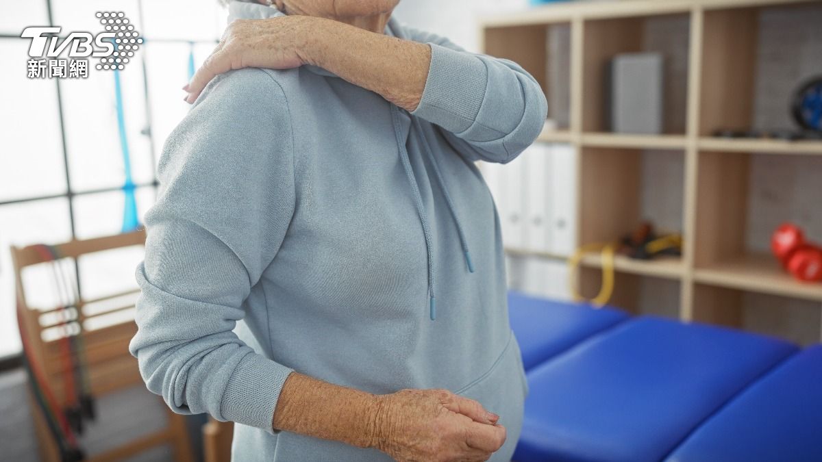 脖子卡卡怎麼辦?中醫授「4穴位」 按完肌肉放鬆=有效果
