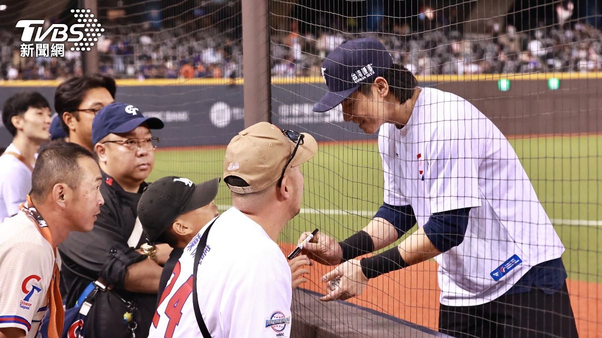 陳傑憲親切為場邊棒球迷簽名。（圖／黃城碩攝）