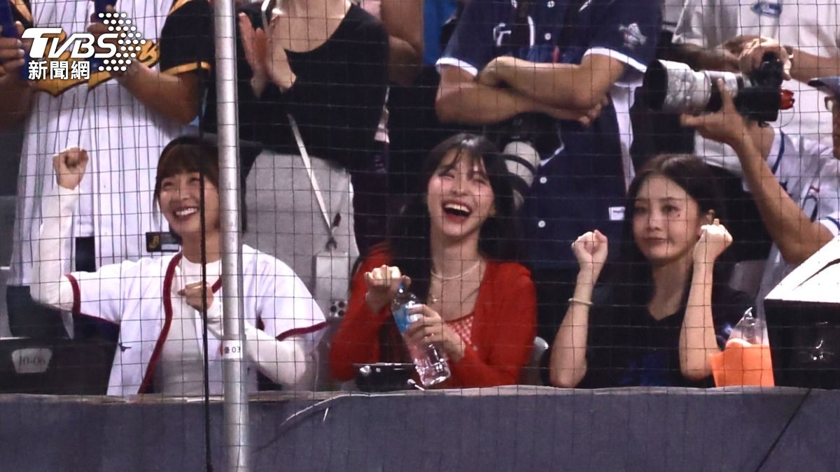 12強/台日大戰!李多慧合體籃籃現身場邊 甜美笑容融化粉絲