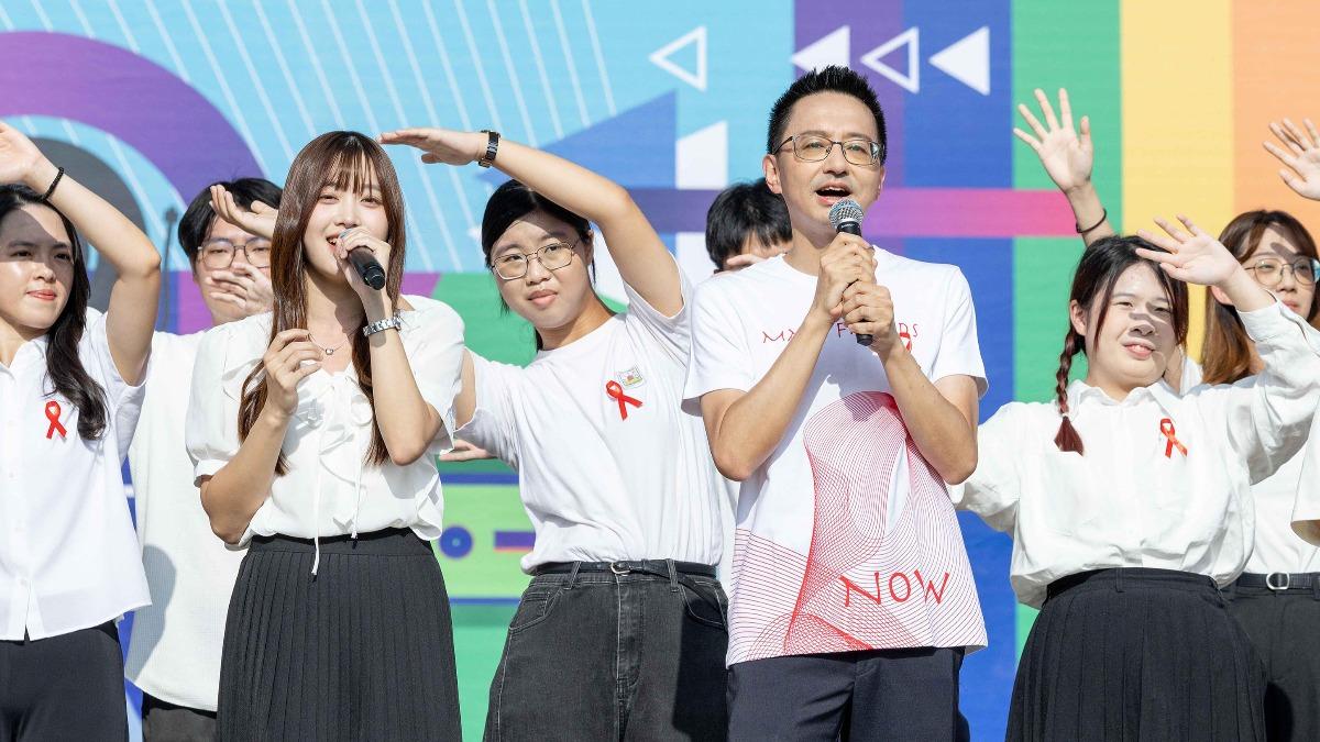 羅一鈞（前排右）率領醫學院學生開唱。（圖／愛之日常音樂節提供）