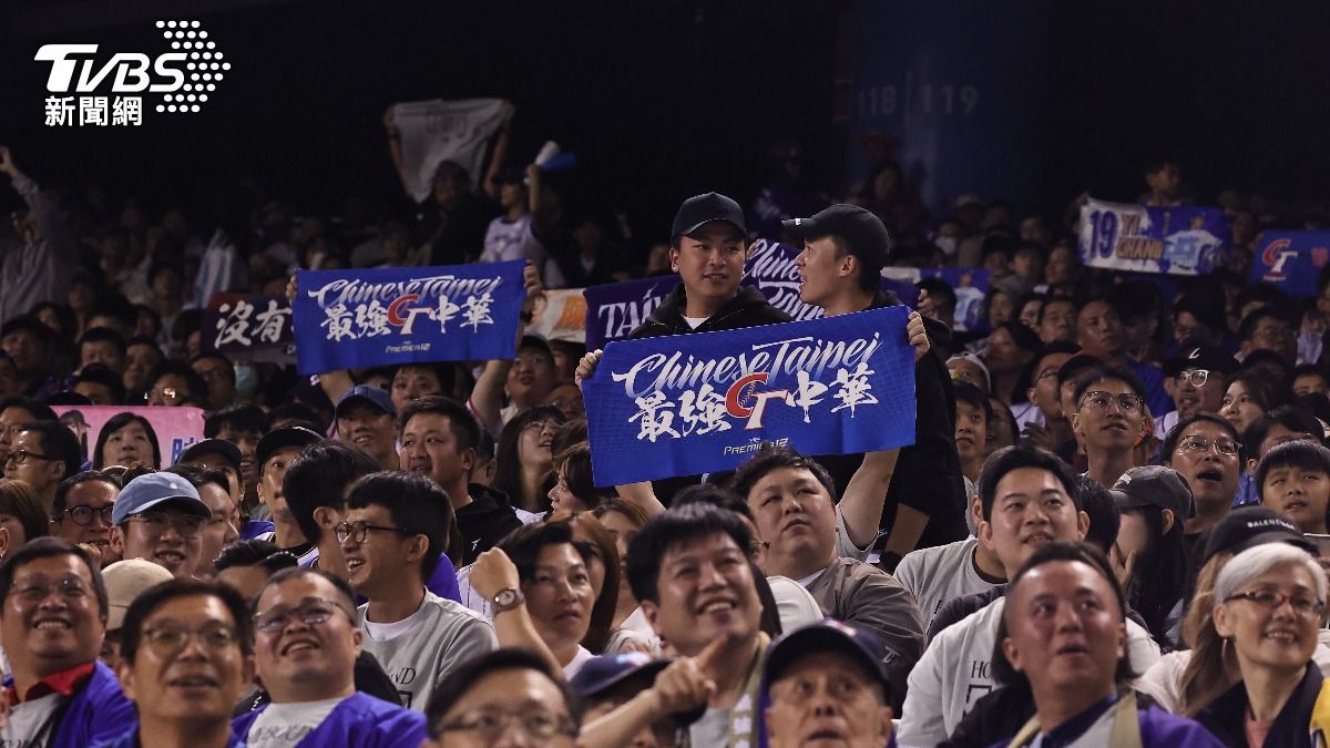 12強/飛球被接到!日網見「台灣球迷穿搭」1亮點笑了:日本人?