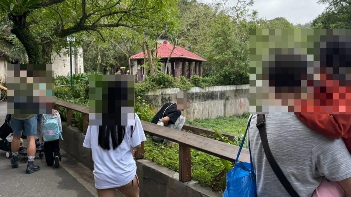 男子跨過圍欄,逗弄斑點鬣狗。(圖/翻攝自Threads)