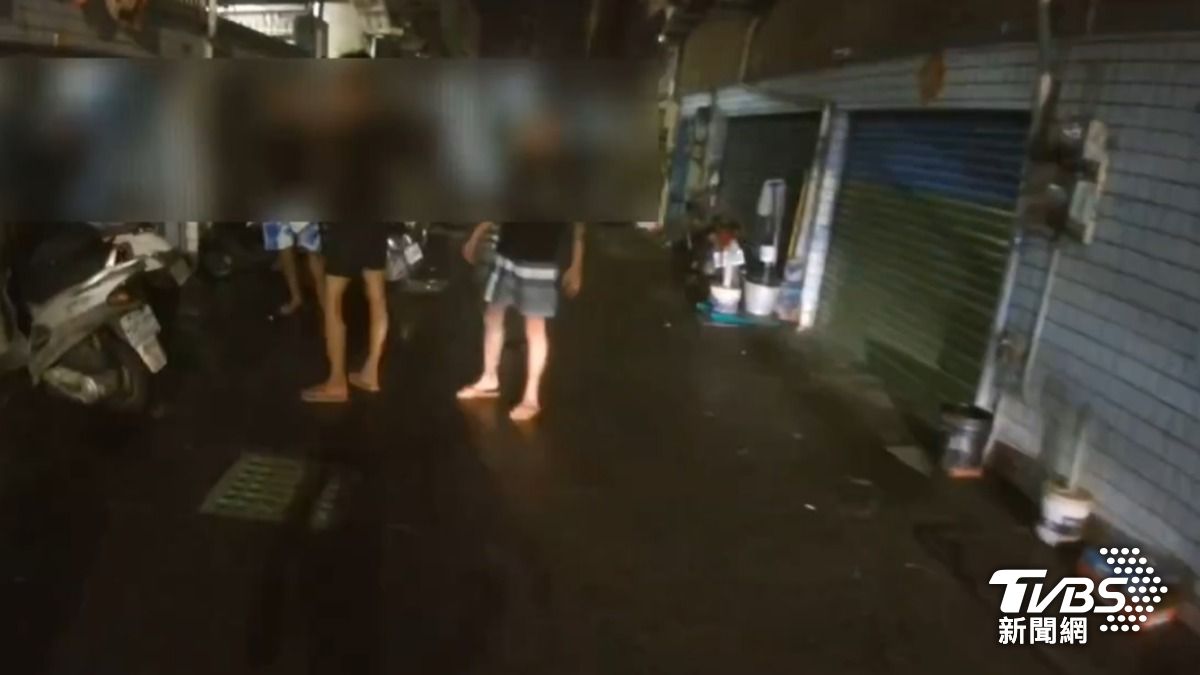黃男在朋友家參加生日派對,遭仇家找上門砍死。(圖/TVBS)