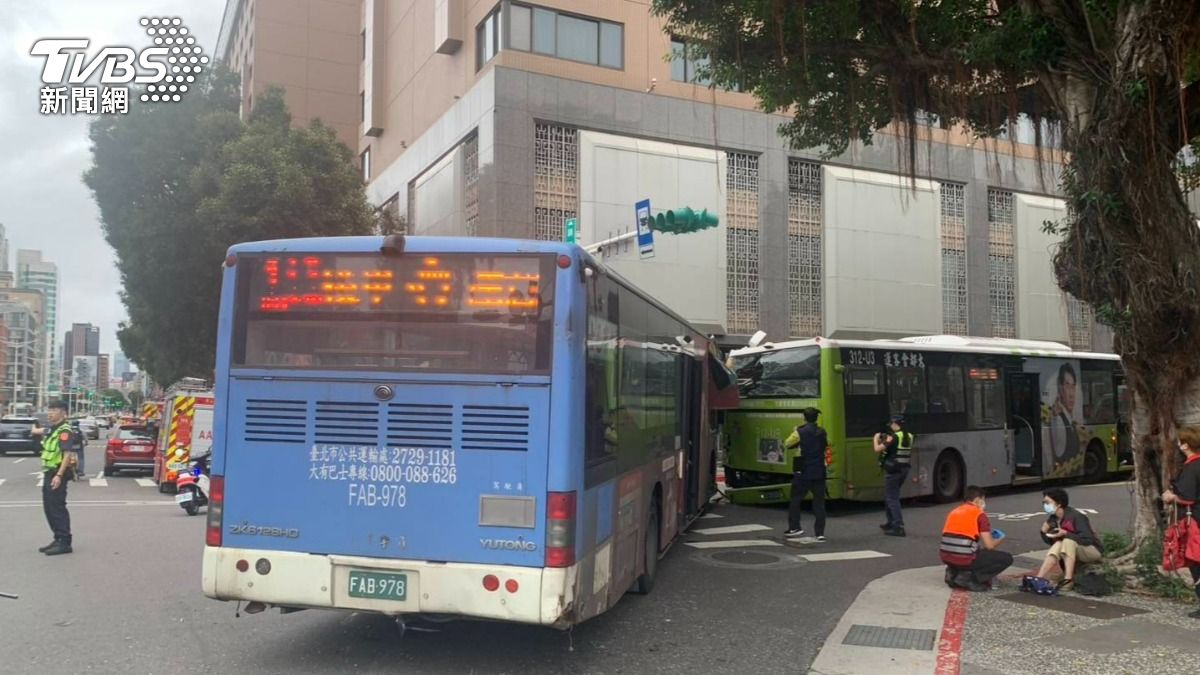 公車與機車發生事故後又波及另輛公車，造成1名女行人命危、15名乘客送醫。（圖／TVBS）