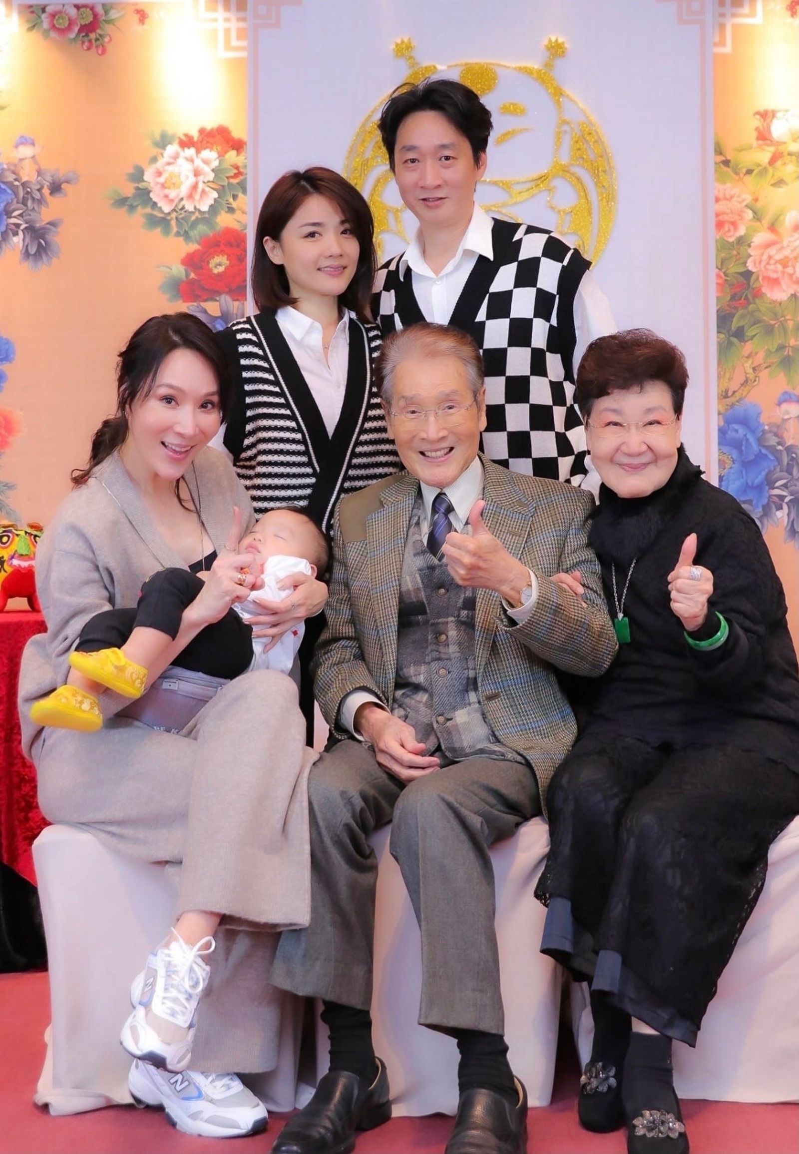 石英晚年含飴弄孫。(圖/翻攝自臉書)