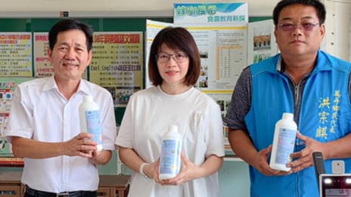李真和長女李香蘭(圖中)曾為「5連霸」屏東縣議員。(圖/翻攝自屏東縣萬丹國民小學臉書)