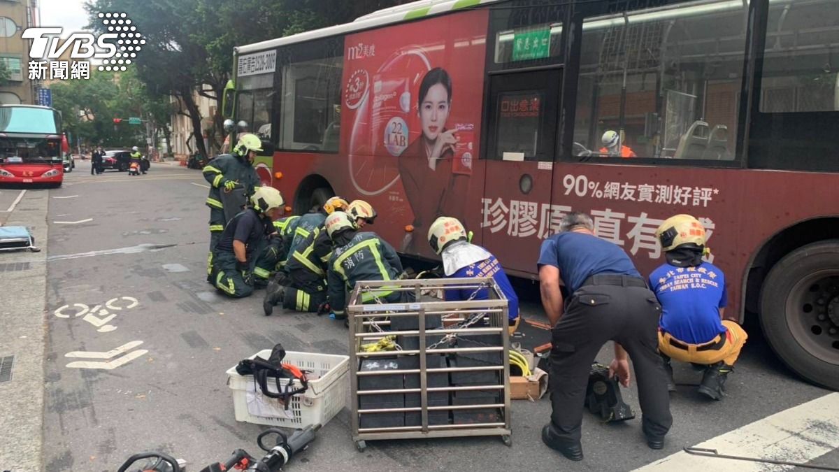 女行人被撞倒後受困車底，警消到場搶救。（圖／TVBS）