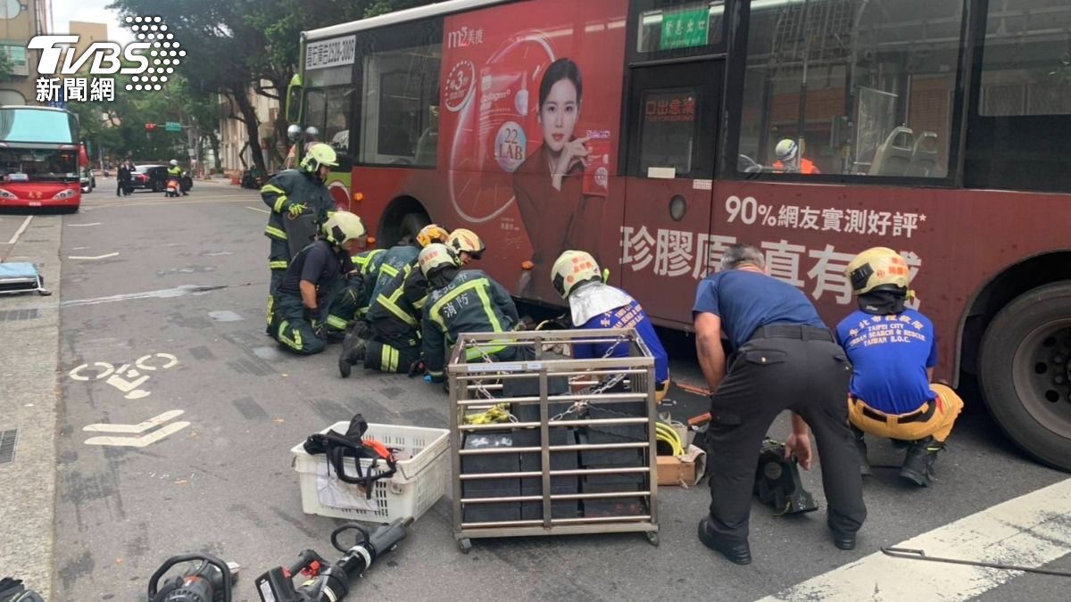 女路人被撞倒後受困車底，警消到場搶救。（圖／TVBS）
