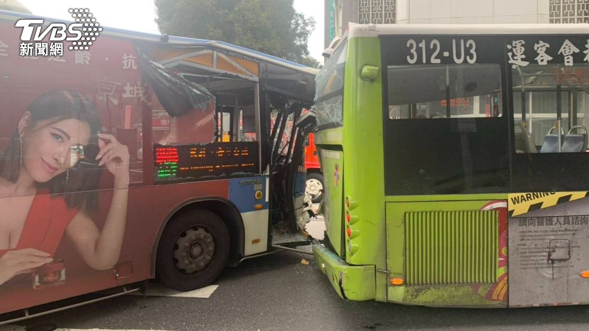 2輛公車追撞。（圖／TVBS）