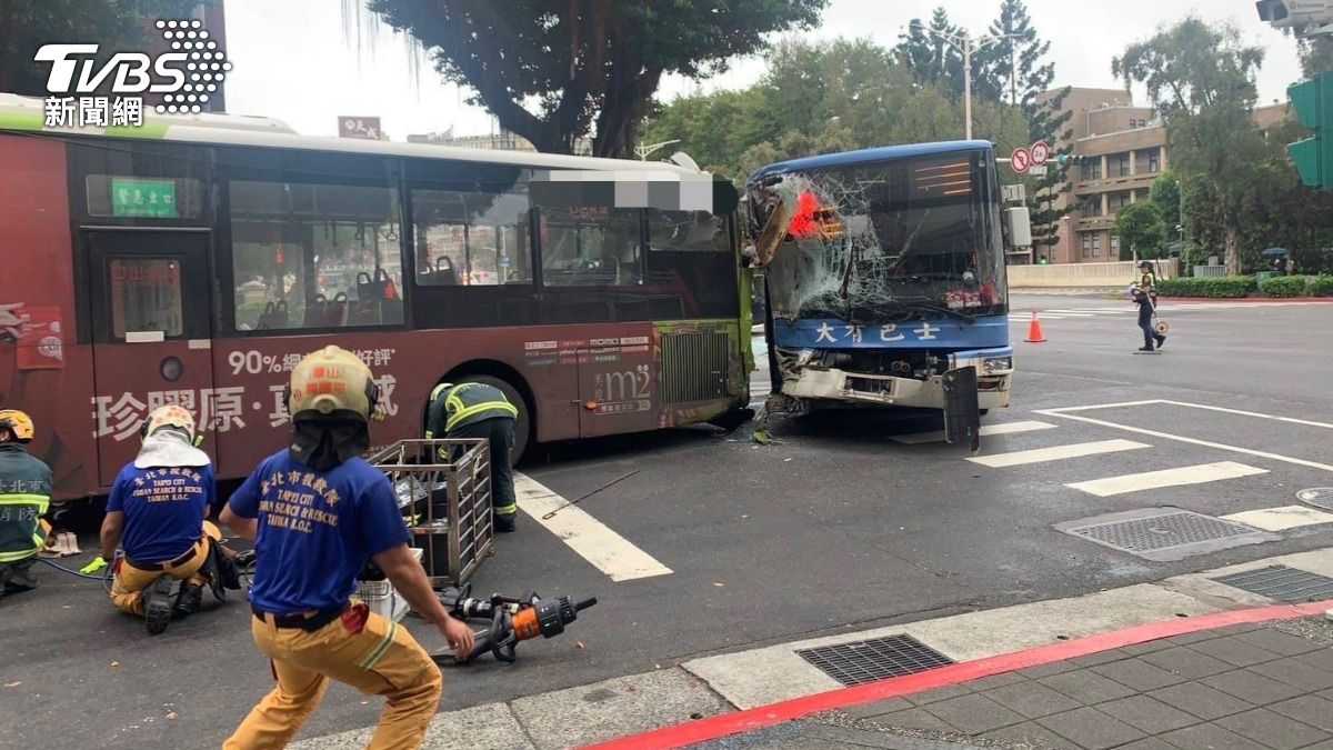 公車遭追撞後又撞上行人，導致婦人傷重不治。（圖／TVBS）