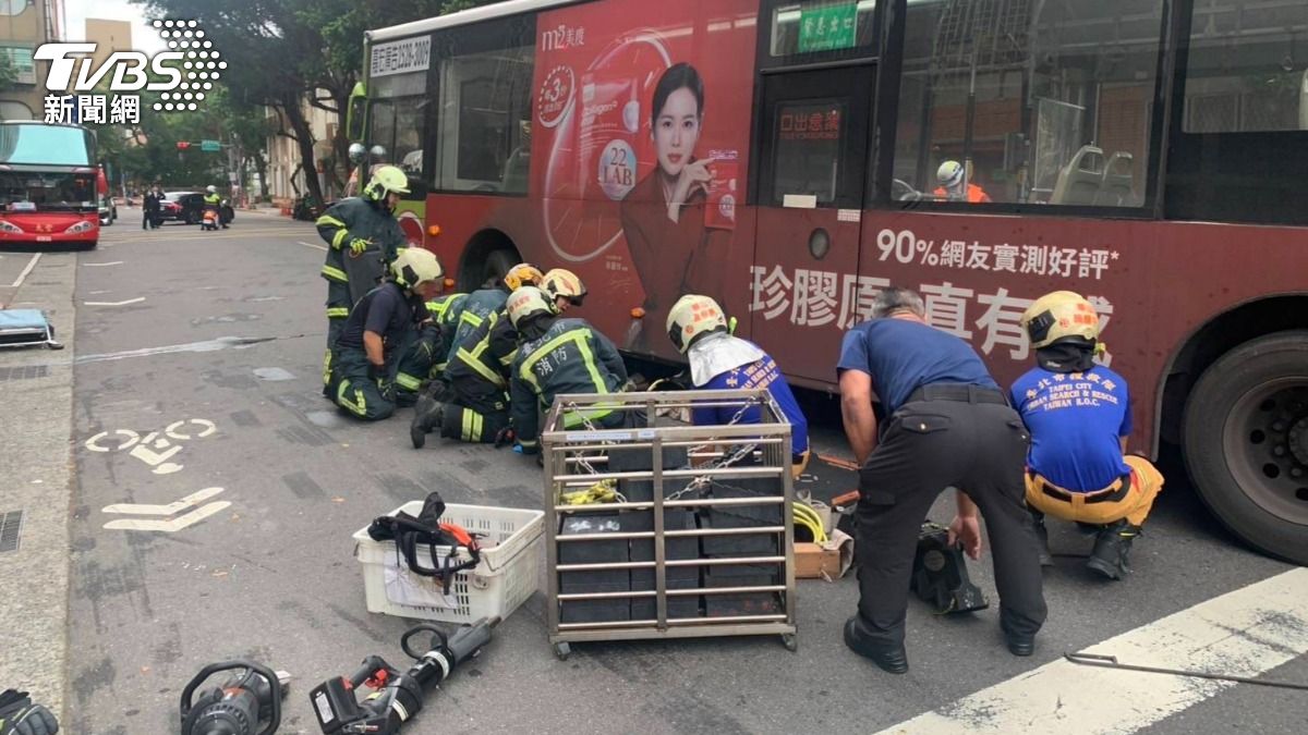 公車遭追撞後又撞上行人，導致婦人傷重不治。（圖／TVBS）