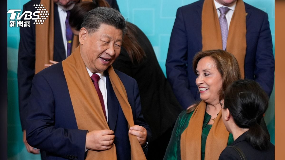 習近平站秘魯總統旁邊。(圖/達志影像美聯社)
