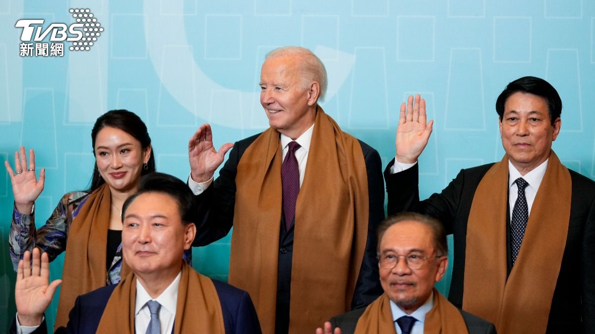 拜登站後排。(圖/達志影像美聯社)