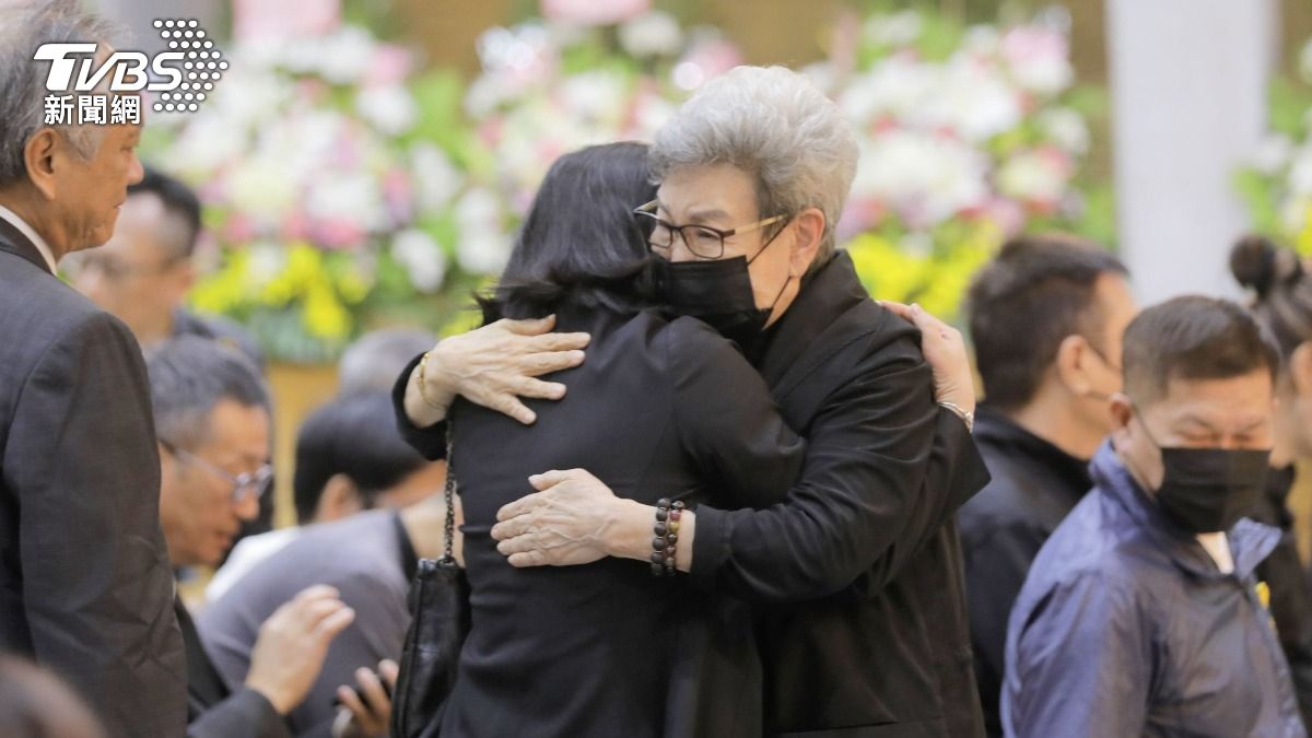 石英遺孀一臉哀戚抱著賓客。(圖/趙世平攝)