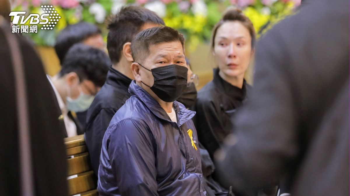 澎恰恰現身告別式!哀戚「磕頭3次」送別石英 快步低調離場