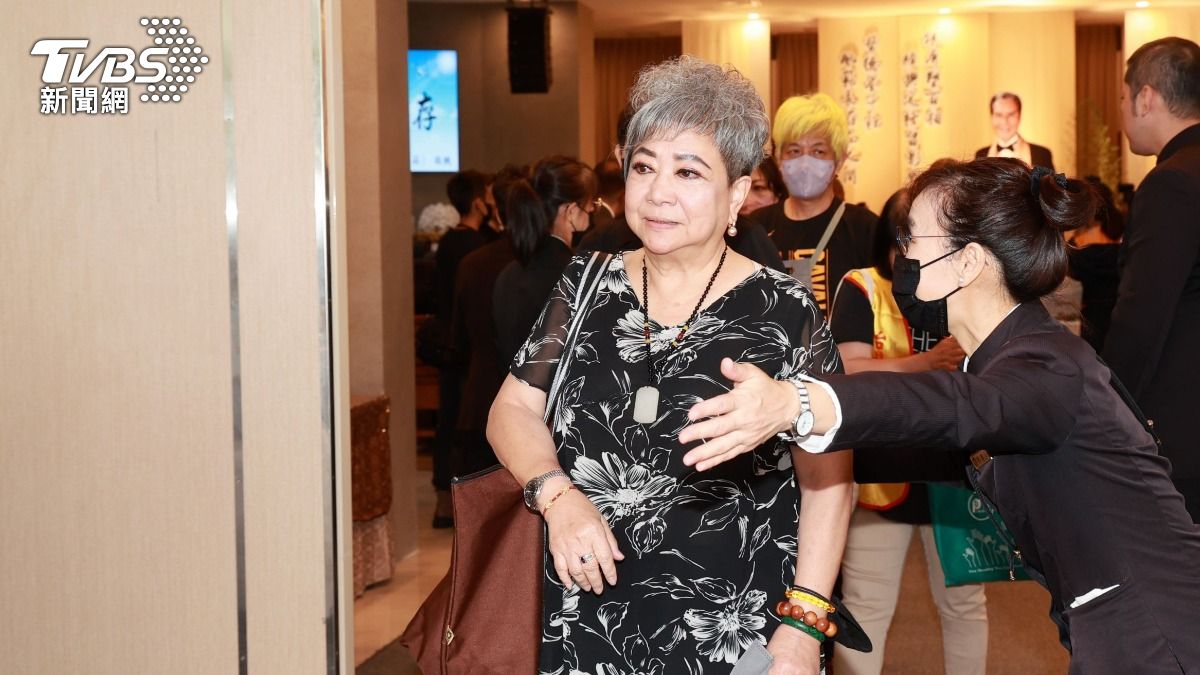 74歲「鳥來嬤」吳敏哭紅眼!現身石英告別式 癌癒近況曝光