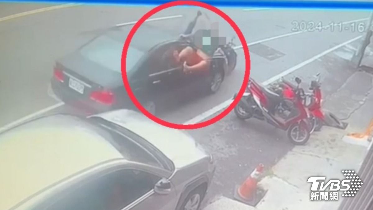 腳踏車少年則頭部受傷在加護病房搶救。（圖／TVBS）