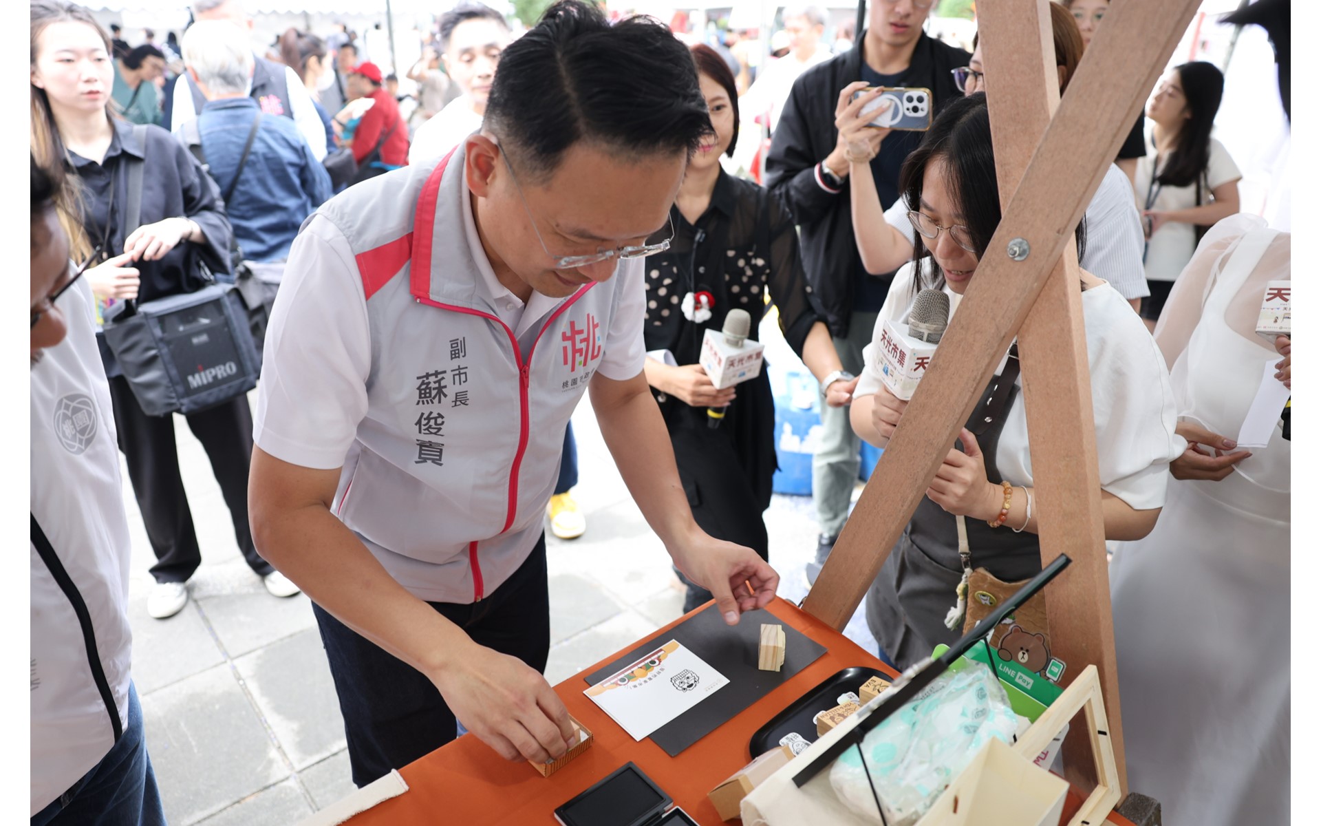 天光攤商(芳寸間印刻藝術)邀請蘇俊賓副市長體驗刻印魅力(圖-桃園市政府提供)