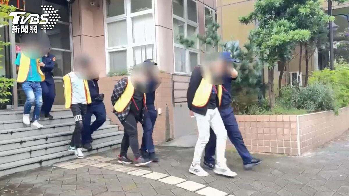 警方將砸店4人移送法辦。(圖/TVBS)