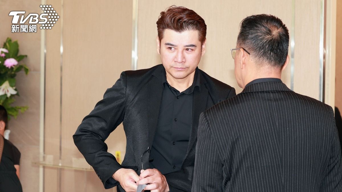 陳宇風與石英情同父子,不捨石英離開。(圖/趙世平攝)