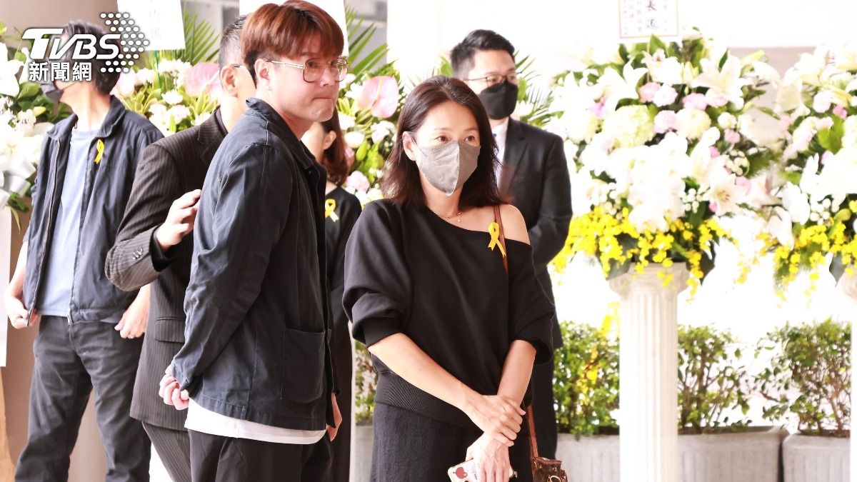 六月和老公李易出席告別式,感慨今年太多人離開。(圖/趙世平攝)