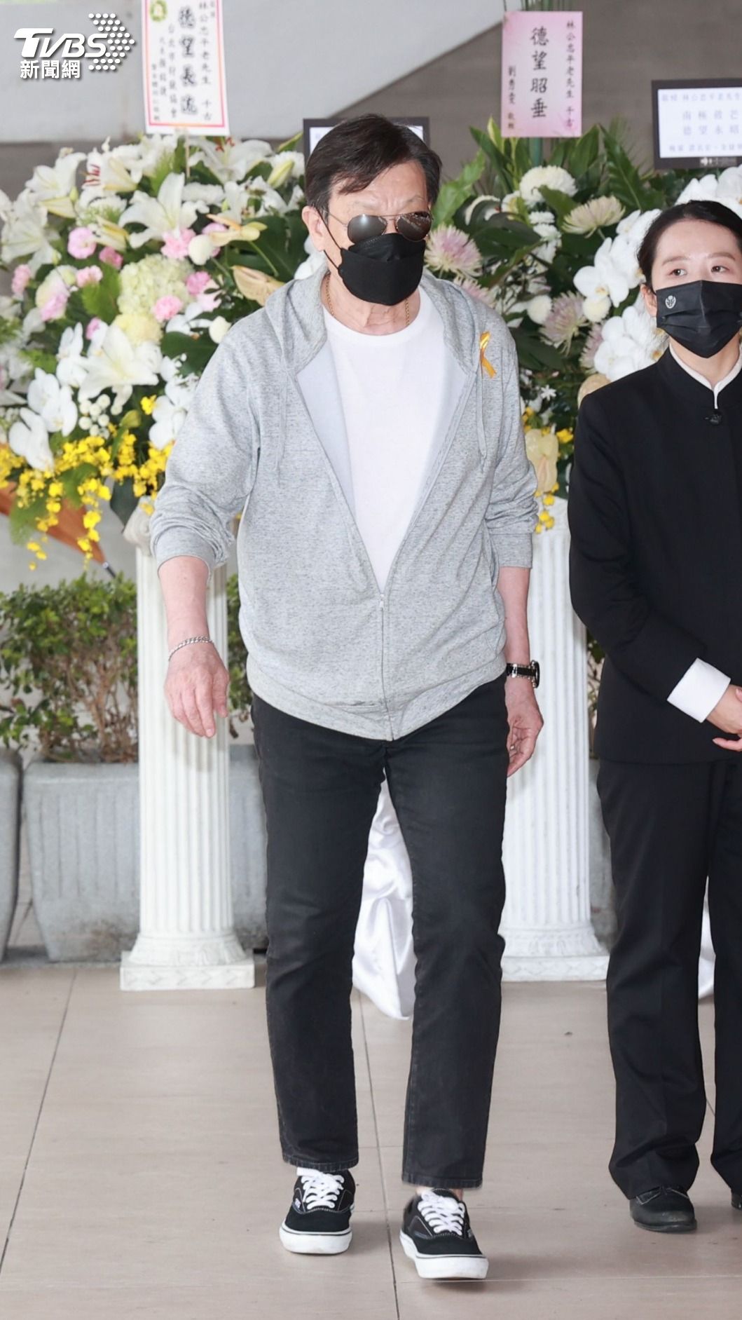 寇世勳現身石英的告別式。(圖/趙世平攝)
