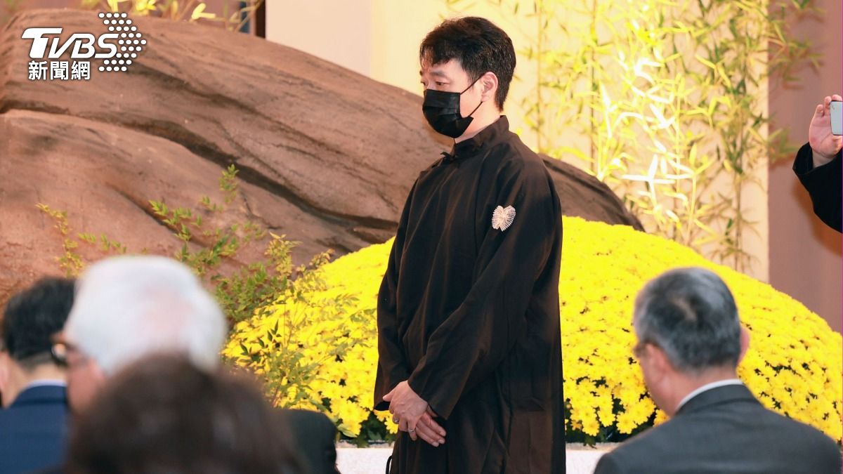 林義山致詞悼念亡父石英。(圖/趙世平攝)
