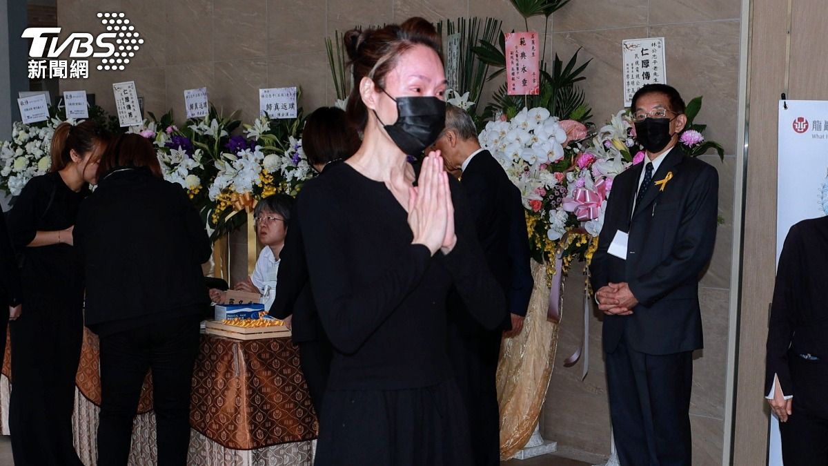 石英女兒林千鈺憔悴主持父親後事。(圖/趙世平攝)