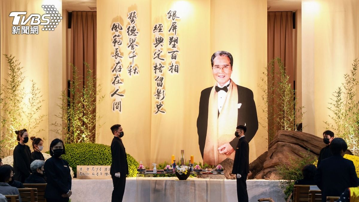 石英帥氣「黑狗兄」遺照曝光 前女婿焦恩俊花籃送別題4字