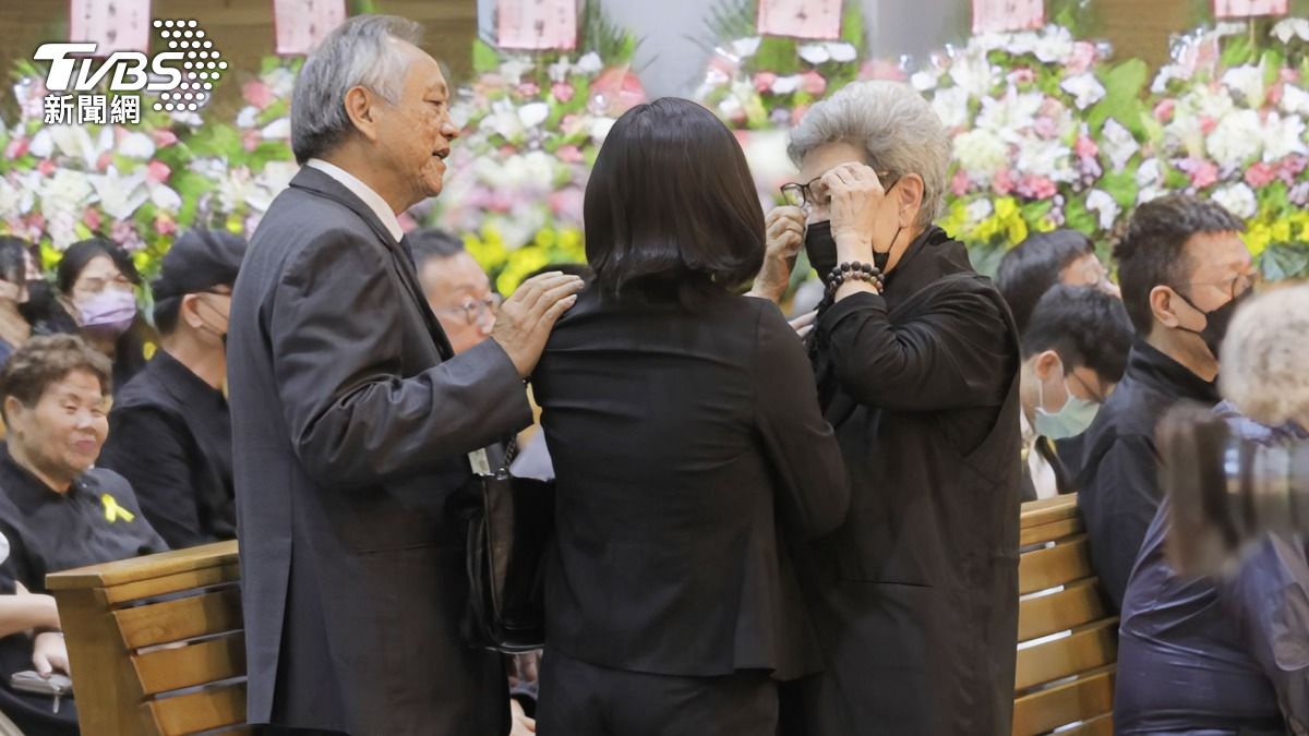 吳玲(右)淚灑石英靈堂。(圖/趙世平攝)