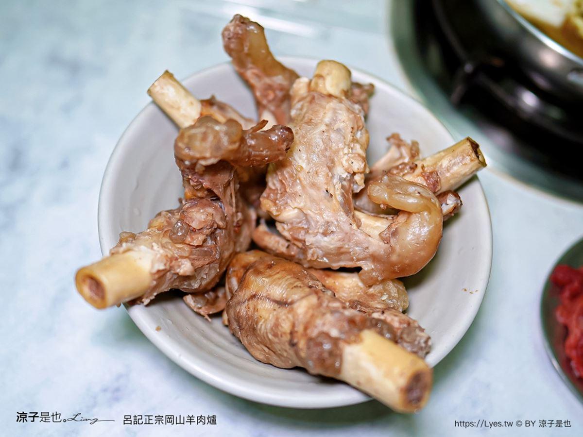 吸羊骨髓的吃法推薦先倒一些熱湯到骨髓內，再使用吸管稍加攪拌再吸，會比較有味道喔！（圖／涼子是也提供）