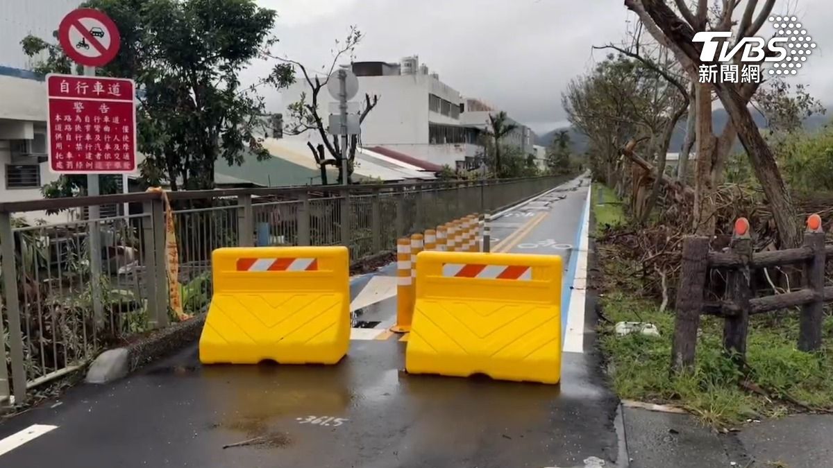花蓮自行車道花2年修繕剛開放　遭重機車隊「硬闖」停一排
