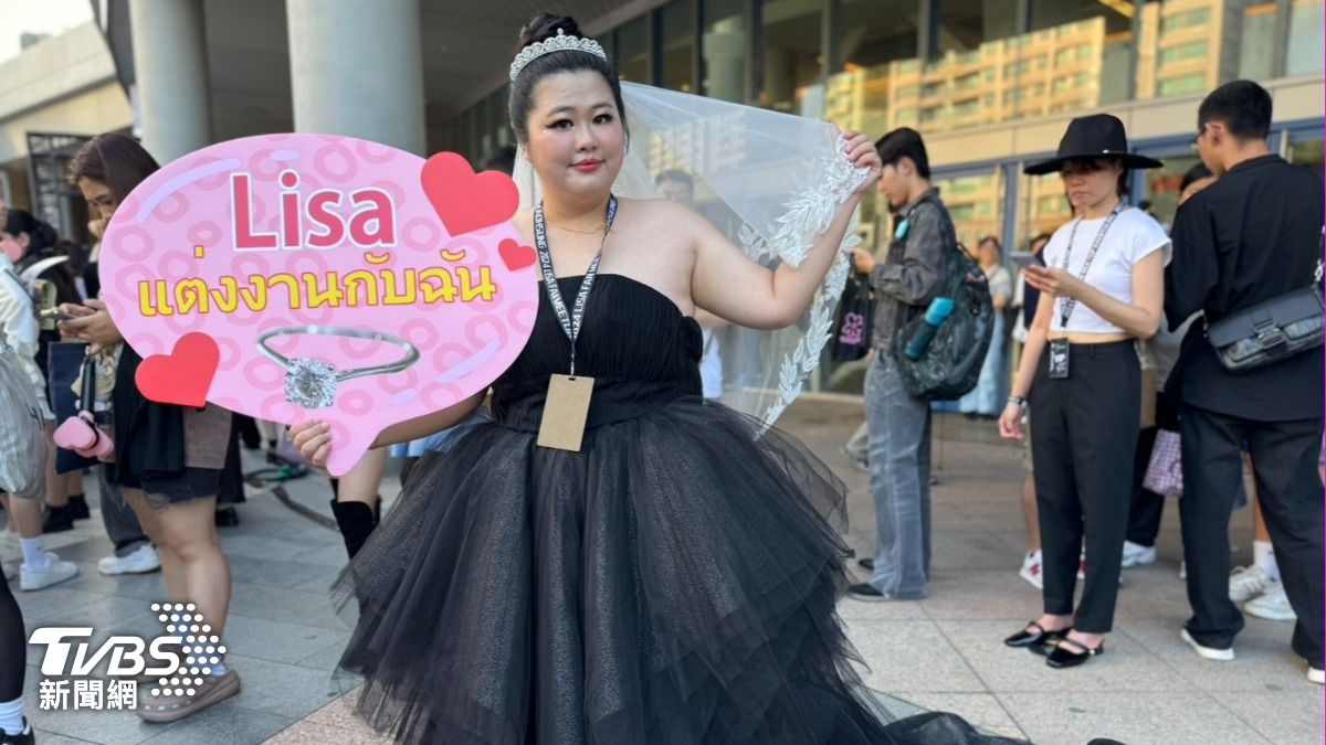 台中的粉絲「草莓」披上婚紗喊話Lisa。（圖／林雅婷攝）