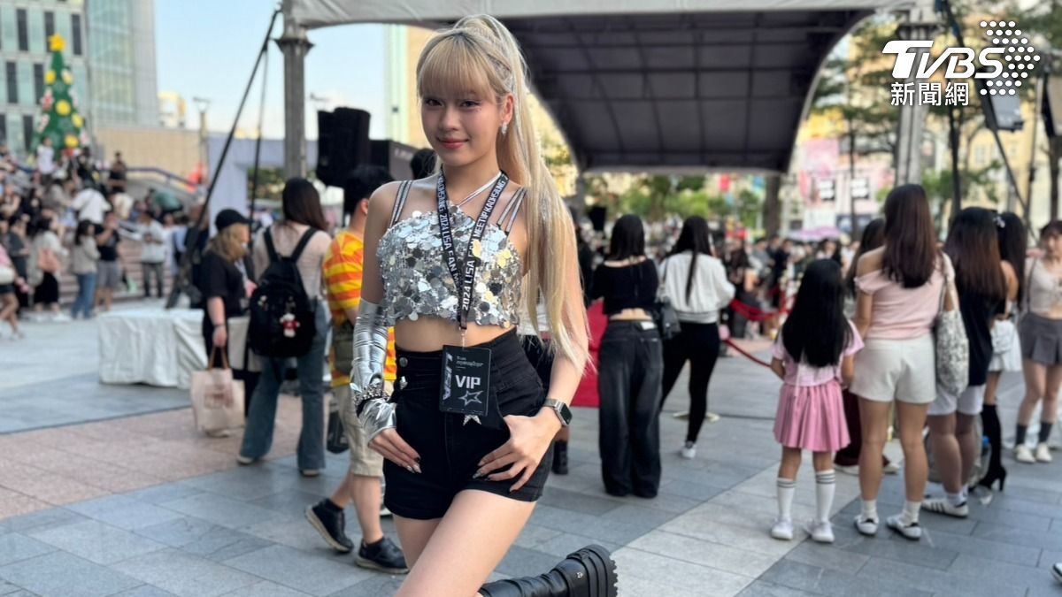粉絲扮成Lisa的模樣熱舞。（圖／林雅婷攝）