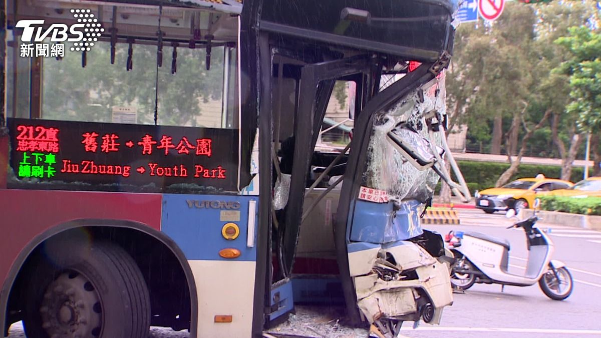 公車追撞1死15傷!疑女駕駛黑歷史被挖 乘客怕爆:連站都靠不好
