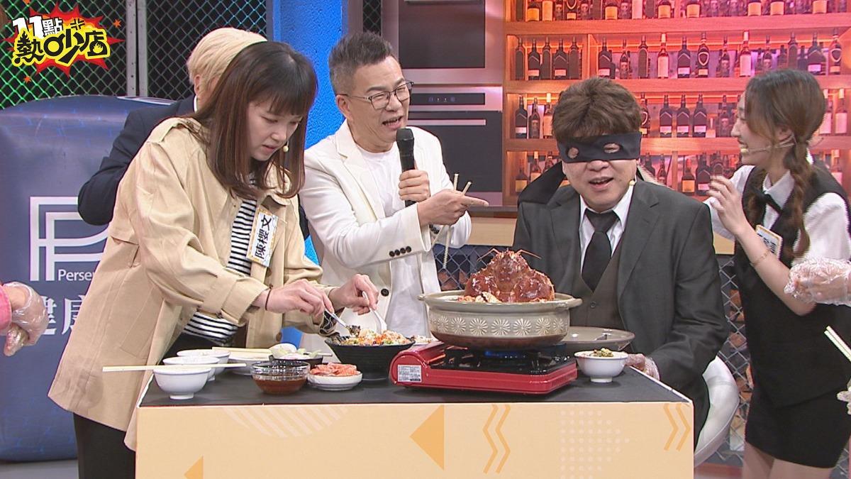 孫德榮蒙眼試吃被惡搞。(圖/TVBS)
