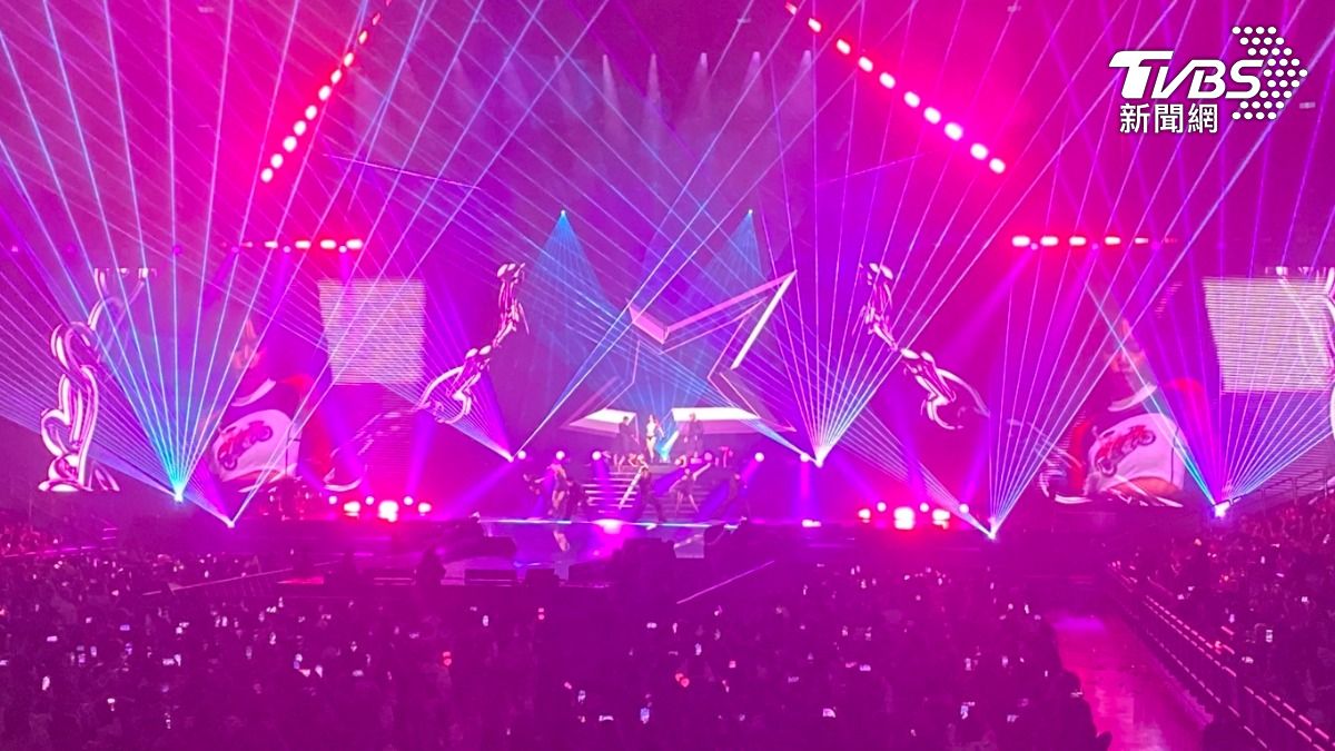 Lisa高雄活動突爆意外!趕緊喊停30秒 拜託粉絲:請留在座位上