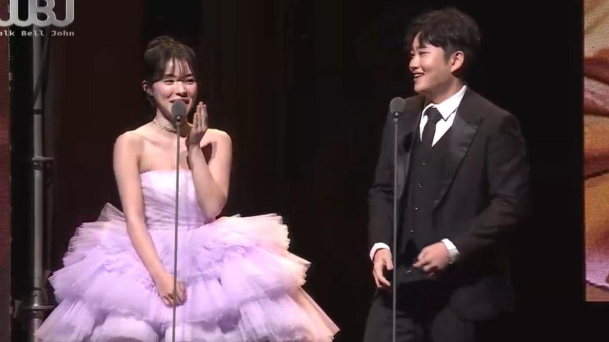 Joeman走鐘獎造型讓人眼睛一亮。(圖/翻攝自走鐘獎直播YT)