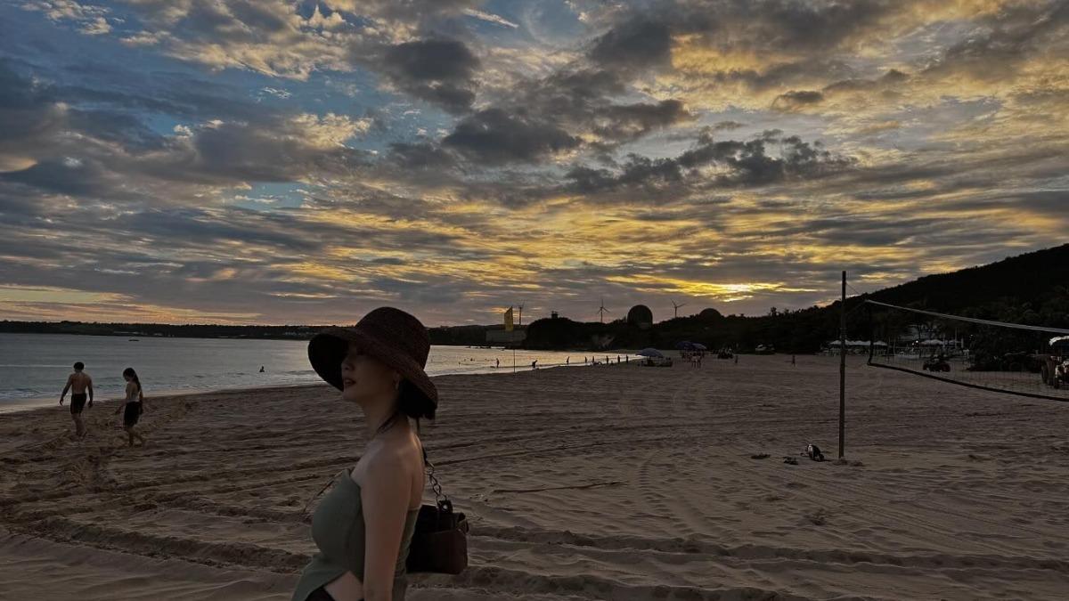 曾之喬曬出夕陽下美照,渾圓孕肚曝光。(圖/翻攝自臉書)