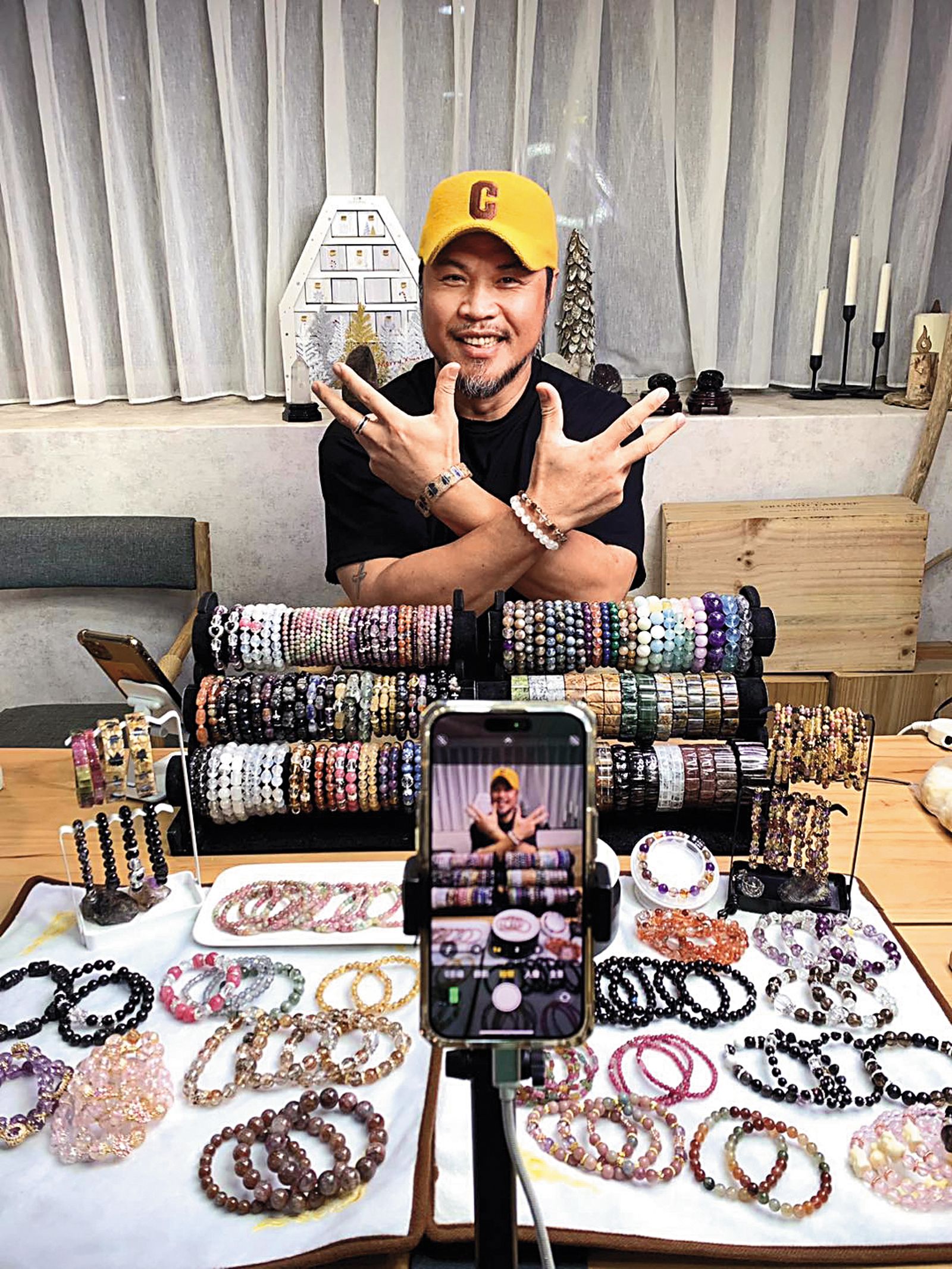 演藝圈通告量變少，陳致遠多元化經營副業，曾在網路開直播賣水晶，維持生計。（圖／翻攝自陳致遠&林秀琴的樂fun人生臉書）