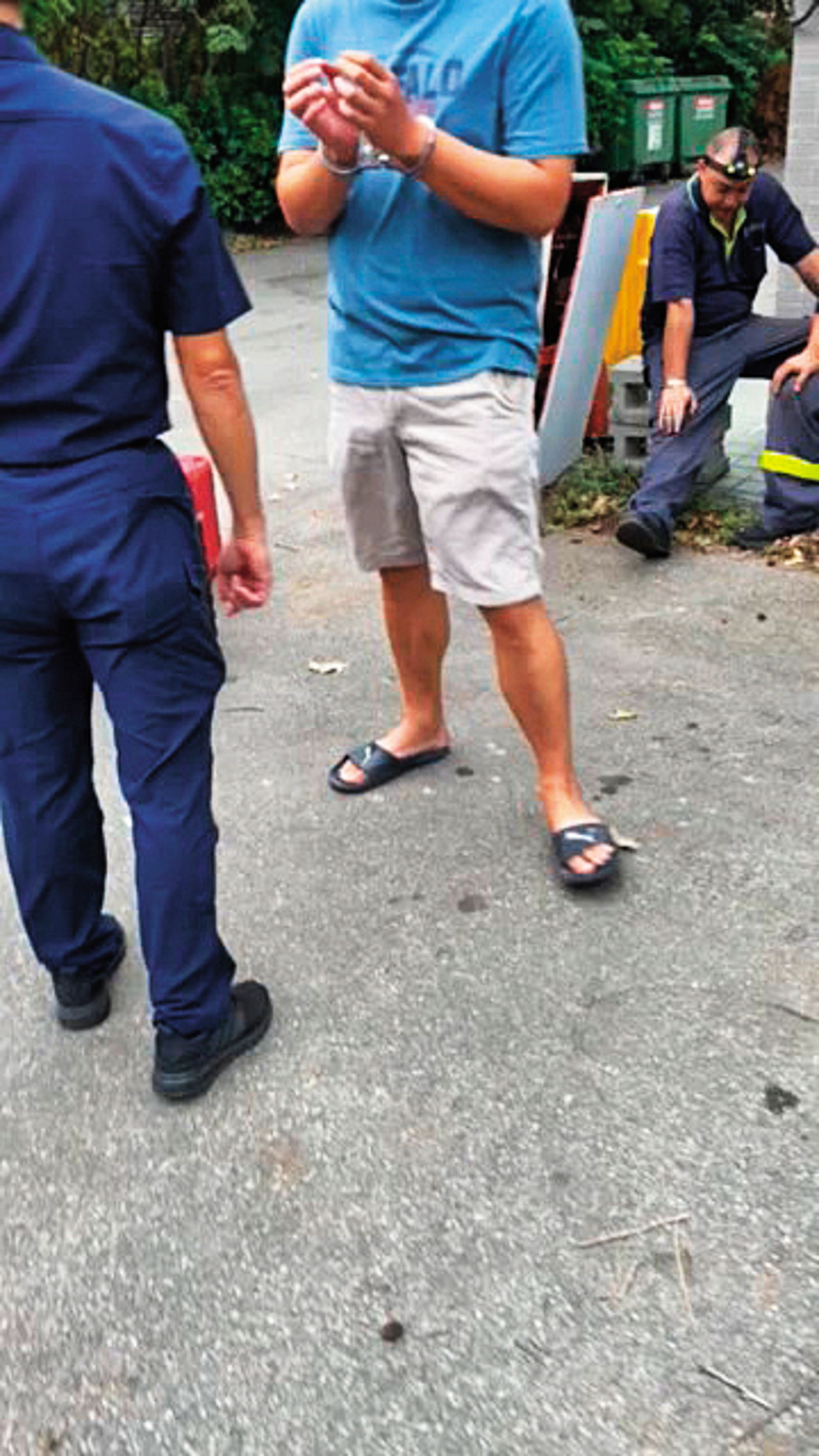 保二總隊警方當場逮捕債權人李健維請來的人，並毫不客氣地上銬。（圖／讀者提供）