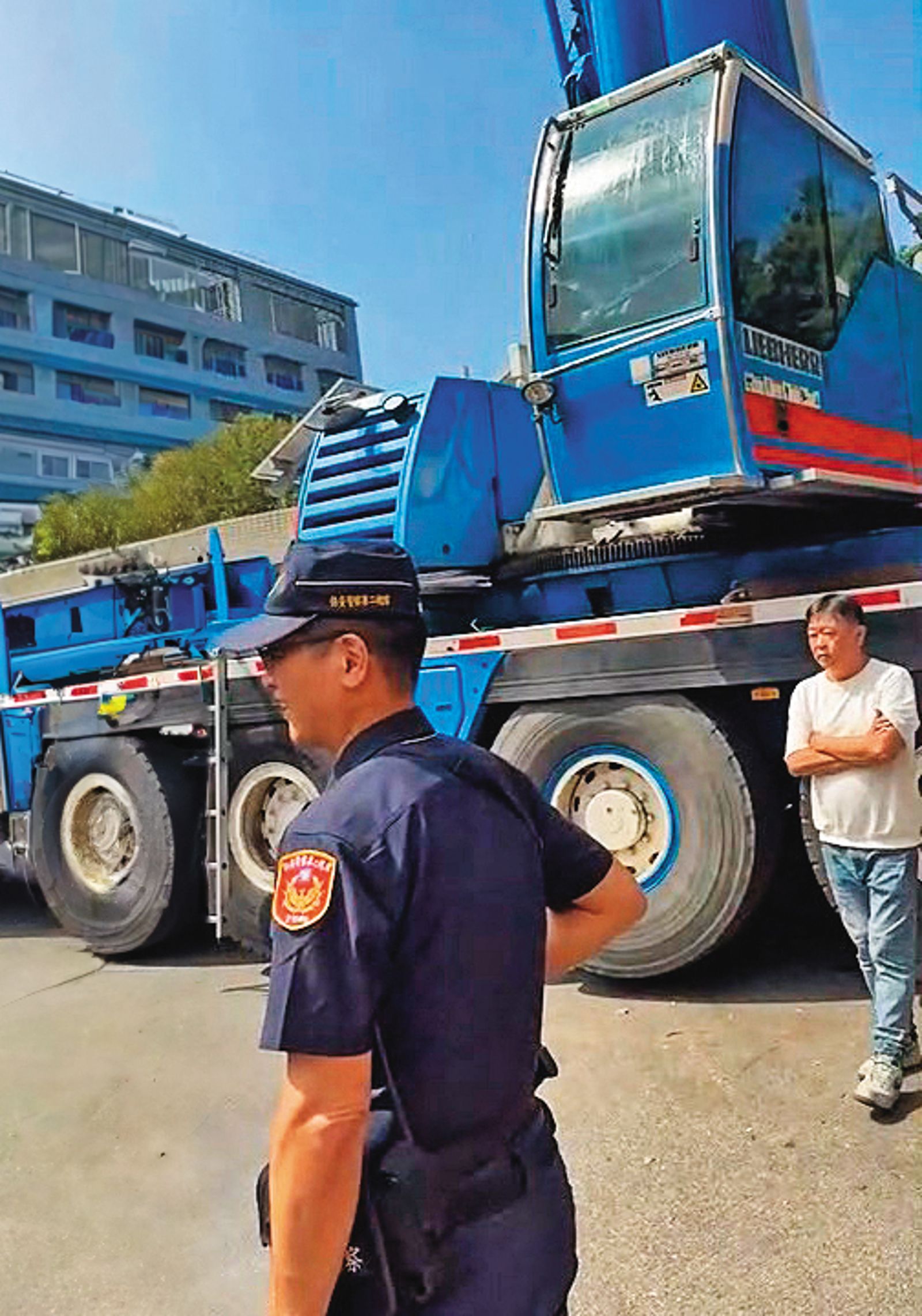 李健維雇用吊車搬運設備,警方驅離一次,他就損失30多萬元。(圖/讀者提供)