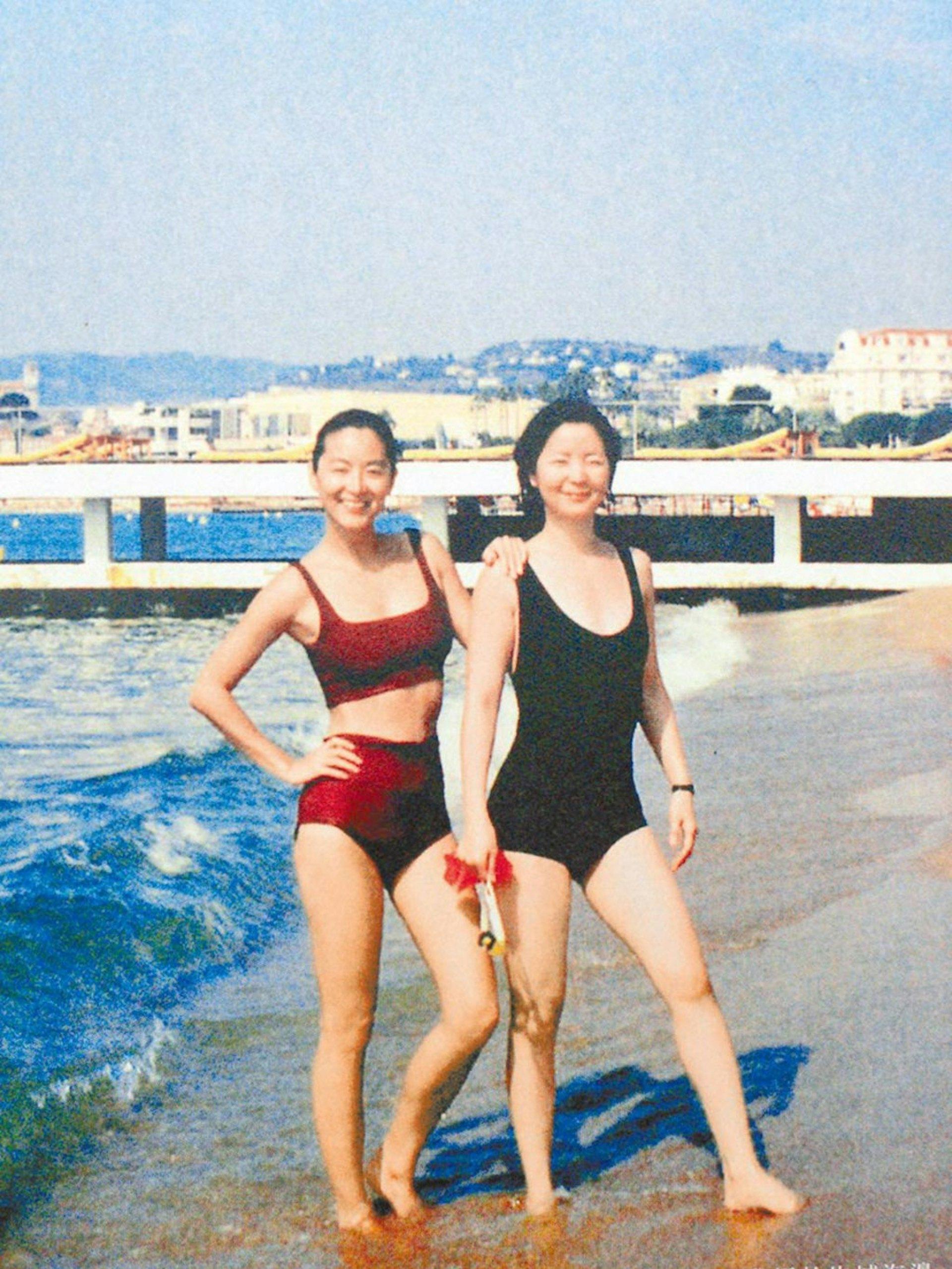 林青霞與鄧麗君一起在法國坎城上衣穿泳裝合照。（圖／翻攝自網路）