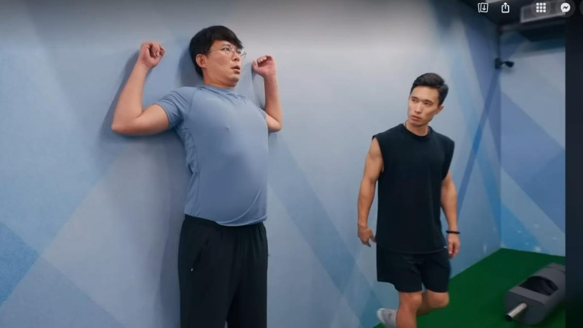 黃國昌到館長的健身房練武。(圖/翻攝自館長惡名昭彰YT)
