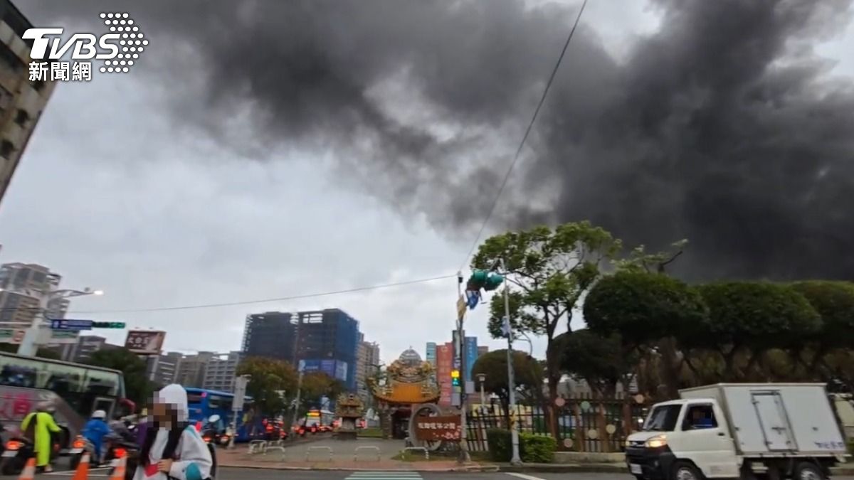 桃園不織布工廠狂燒!濃煙飄散14里 通勤族大塞車:真的超臭