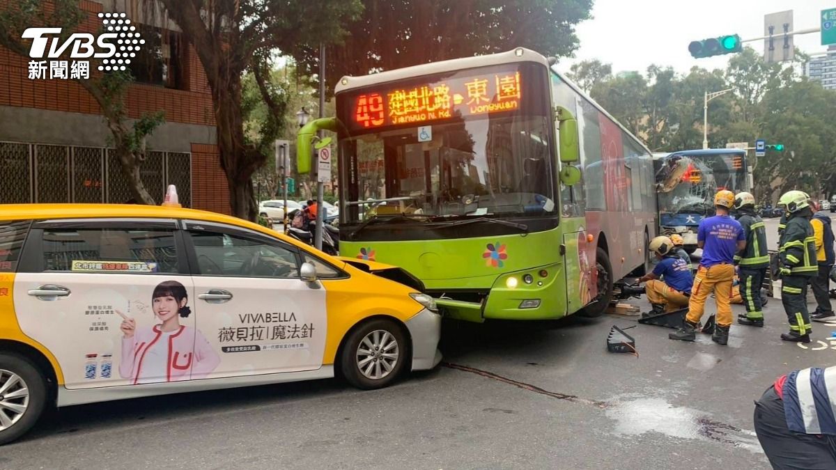 台北市昨日傳出公車追撞事故,導致1名行人死亡、15名乘客輕傷。(圖/TVBS)