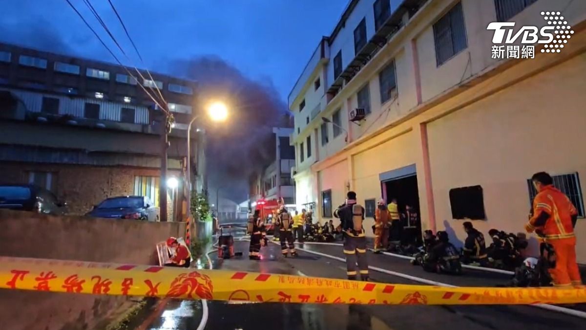 消防局派遣32車67人前往灌救。(圖/TVBS)