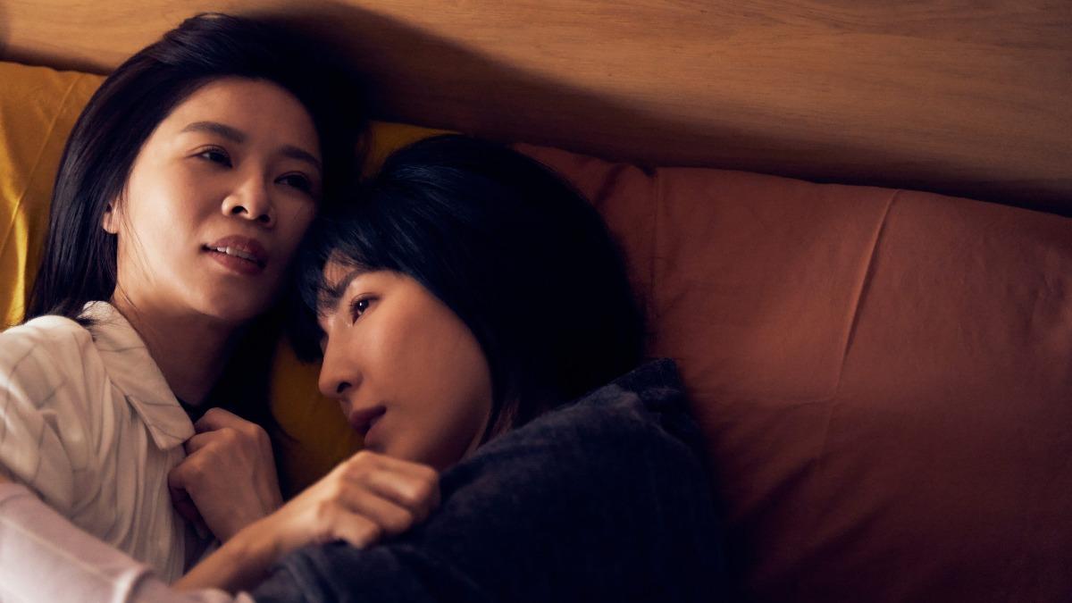 《影后》謝盈萱(左)、楊謹華姐妹情被歪樓成百合戀。(圖/Netflix提供)